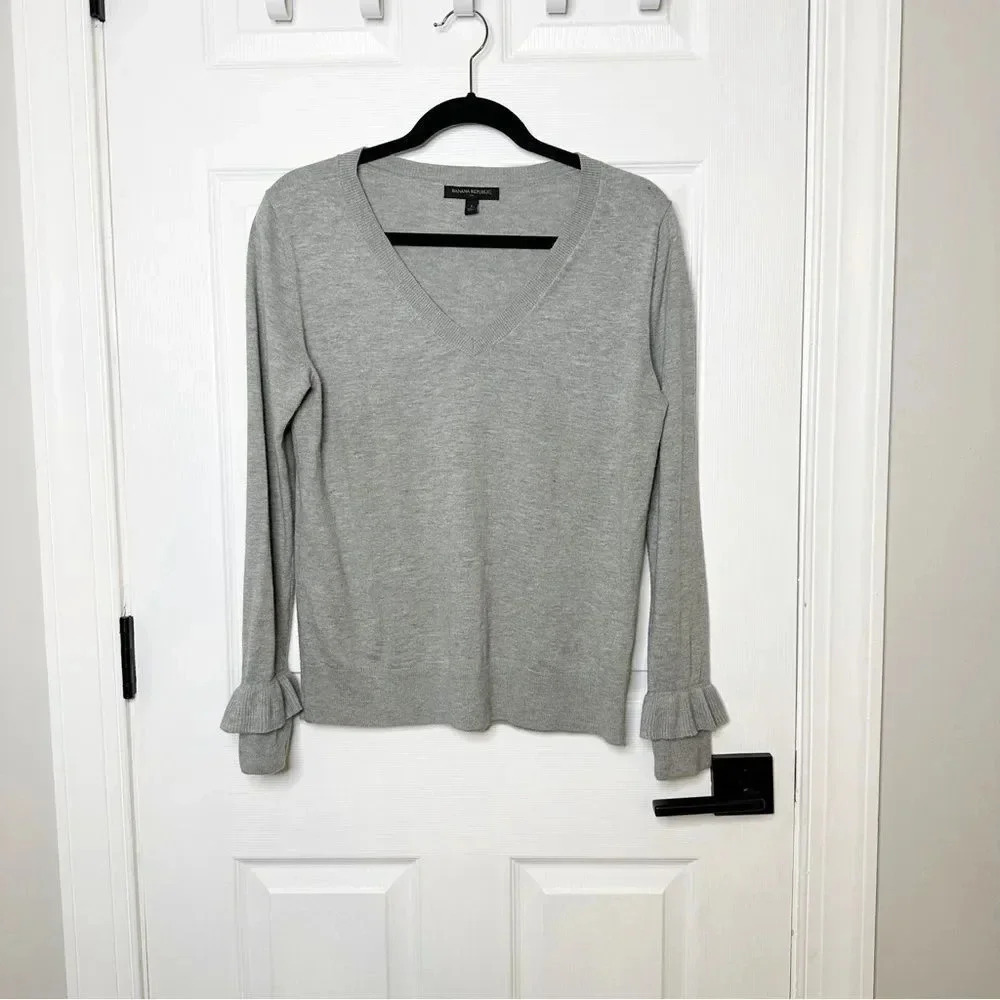 BANANA REPUBLIC FACTORY Sweater‎ Women’s Small Gray V-Neck Ruffle Cuffs Preppy